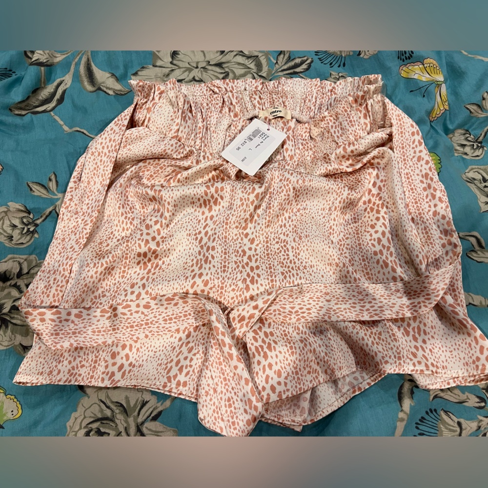 Entro Peach and Cream Patterned Silky Shorts